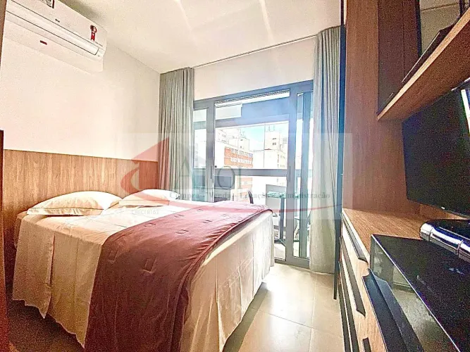 Studio finamente mobiliado e com ar condicionado em andar alto. Ao lado do metrô Oscar Fre