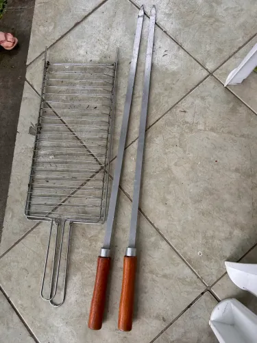 Espetos e grelha para churrasco