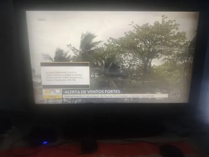 Vendo TV Buster HBTV-32D03HD com controle remoto funcionando perfeitamente