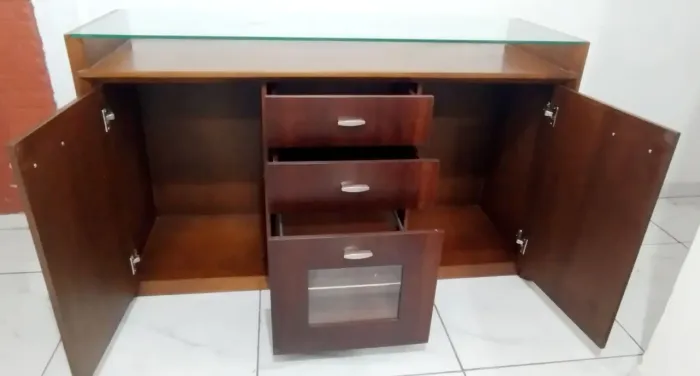 Rack de madeira maciça com tampo de vidro 