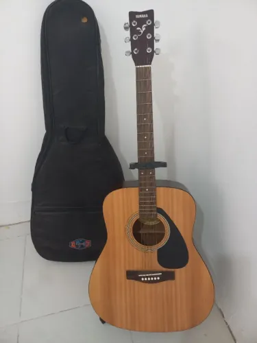 Violão Yamaha F310 com case e suporte de chão. 