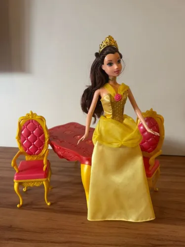 Boneca Princesa Bela Disney (A Bela E A Fera) Com Mesa E Cadeiras