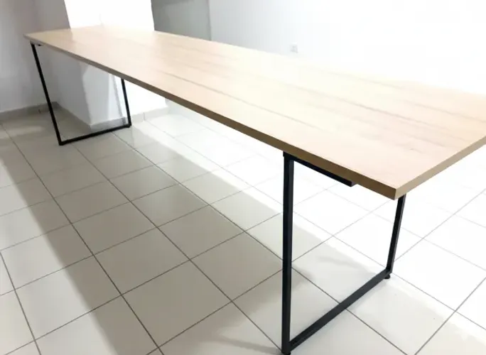 Mesa Comunitária Grande - madeira e pé industrial