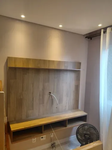 Painel de madeira suspenso para TV. Medindo 135cm de altura e 160cm de largura.
