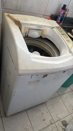 Máquina de lavar funcionando não tem tampa