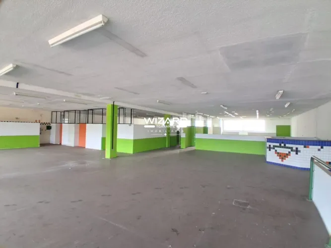 Salão Comercial para aluguel com 600m² no centro de Amparo/SP