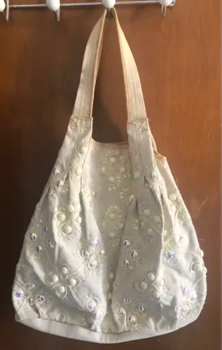 Bolsa cor creme com lantejoulas 