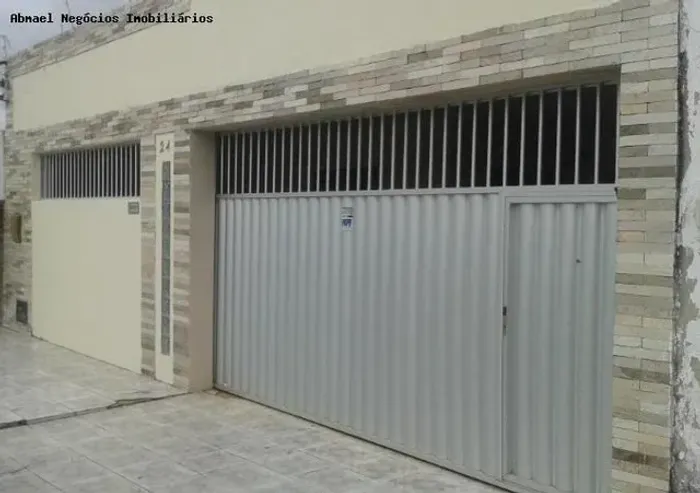 Casa com piscina no Satélite