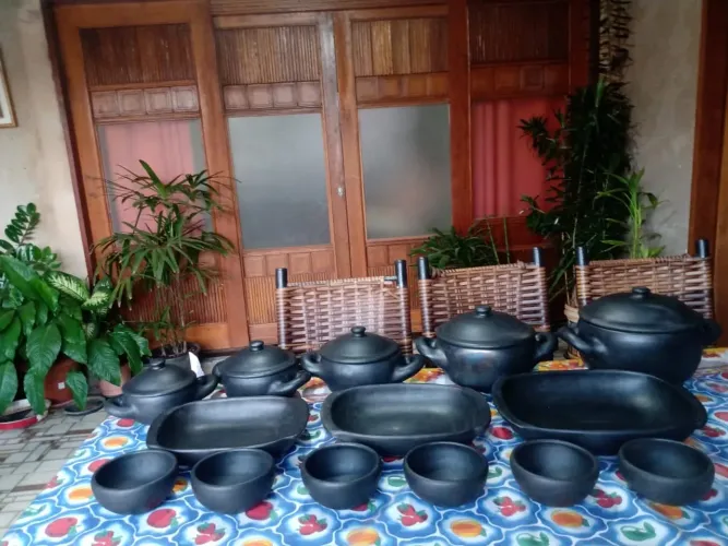Panela de barro, frigideira, moringa, chaleira?