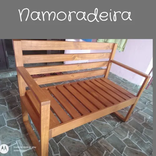 Namoradeira rústica em madeira de pinus 