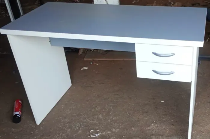 produto novo - mesa cinza e branca com duas gavetas