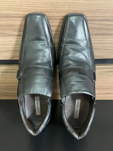 Sapato social de bico quadrado