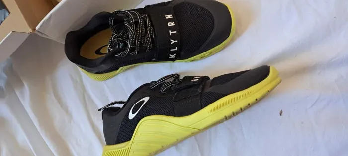 TENOS NOVO GRIFE:  OAKLEY 