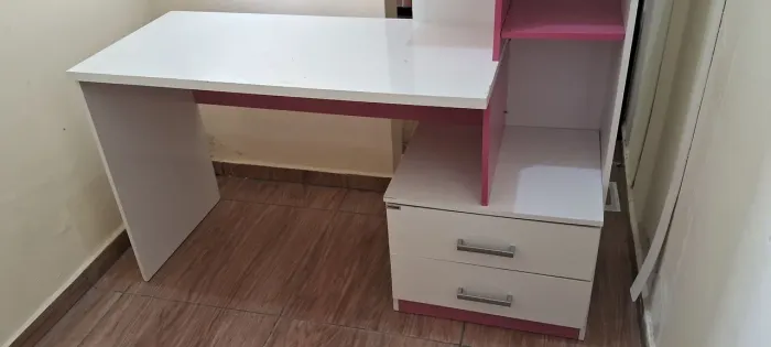 Escrivaninha branca e rosa 