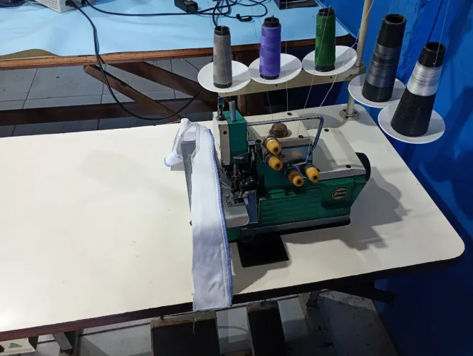 Vendo máquina de costura overloque 5 fios 