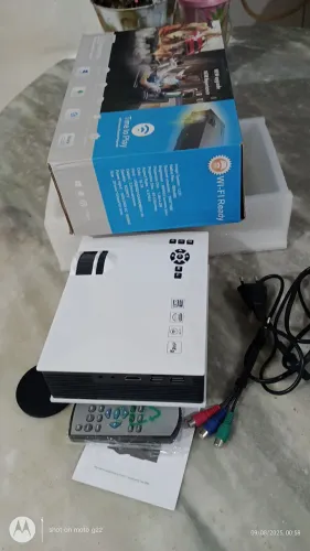 Projetor Multimedia UC68 LED Mini Miracast HDMI 1800 Lumens