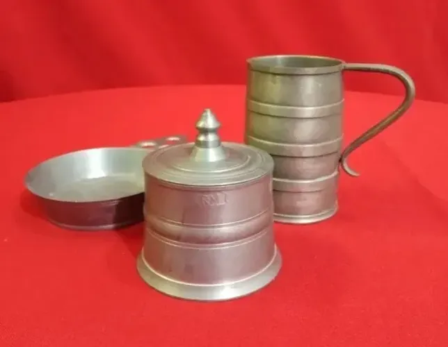 Conjunto de antiguidades em estanho