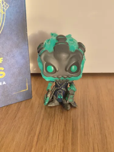 Funko Pop League of Legends e Livro Reinos de Runeterra