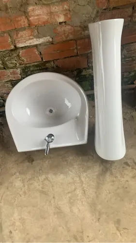 Pia de banheiro e torneira