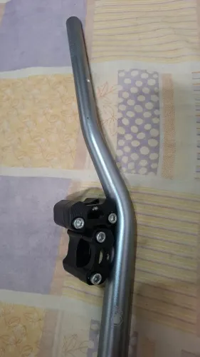 Guidao esportivo na cor de titaniun 