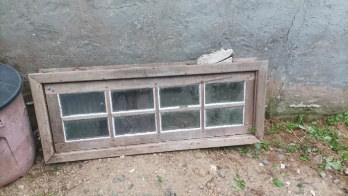 Janela basculante de itaúba com vidros e vistas 1,25 por 0,50