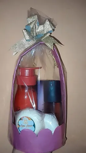 KIT PRESENTE COM DIVERSOS PRODUTOS NA CESTINHA