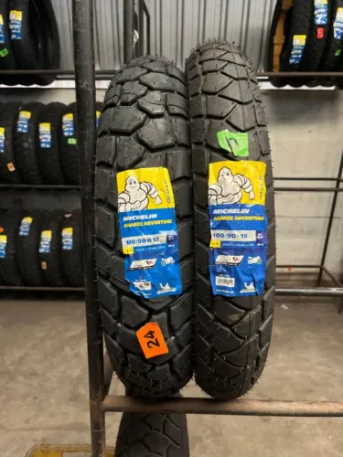 Par de Pneu Michelin Anakee Adventure 130/80-17 e 100/90-19 Kawasaki Versys 300