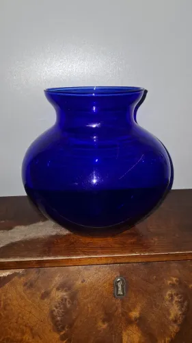 Antigo Vaso decorativo em vidro azul cobalto Medindo 24 x 24cm de diâmetro.