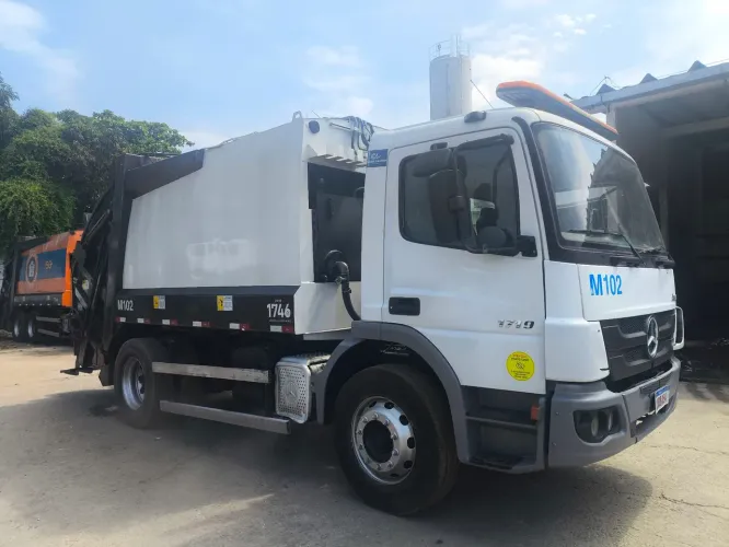 Caminhão compactador MB1719 toco