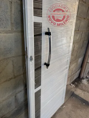 Porta de Alumínio Branca para entrada sala completa - Novo Milênio