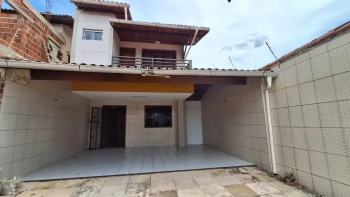 Morar ou empreender: casa duplex solta a 50m da Oliveira Paiva