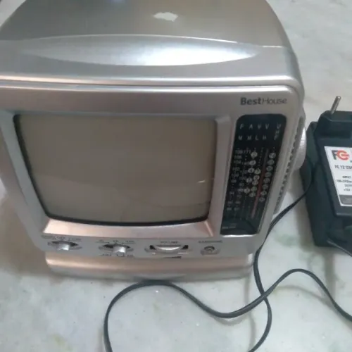 tv 5.5 polegadas ,radio e serve tambémcomo monitor de camera(somente retirada no local