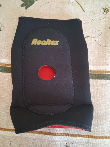 Joelheira com orificio e reforço  - Realtex