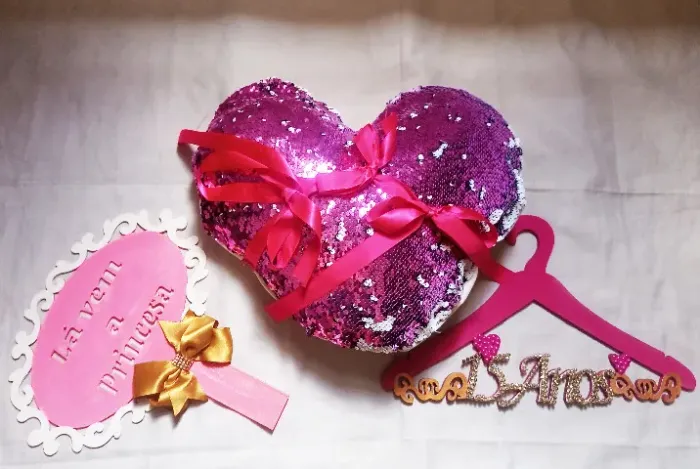 Vendo Kit com Almofada pra sapato debutante, Placa e Cabide 15 anos com frases 