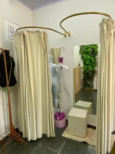 Provavador para Loja de Roupas, mesa, araras de parede e painel