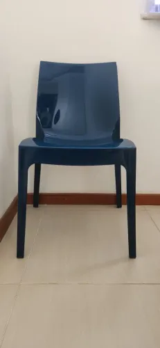 Cadeira de plástico azul