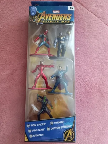 Bonecos Vingadores e Liga da Justiça 25 peças