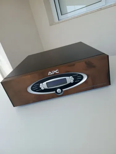 Condicionador de Energia e Nobreak APC J15 865w 1440VA 12 tomadas e Baterias Novas. Leia: