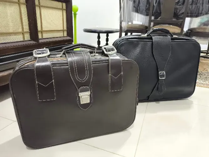 Duas malas em couro antigas