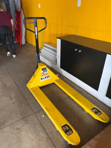 Vende-se Paleteira Hidráulica Manual - 3000 kg | Marca ELEVI