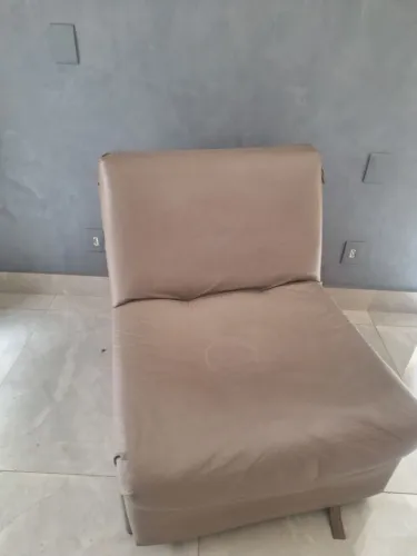 Sofá cama em couro sintético
