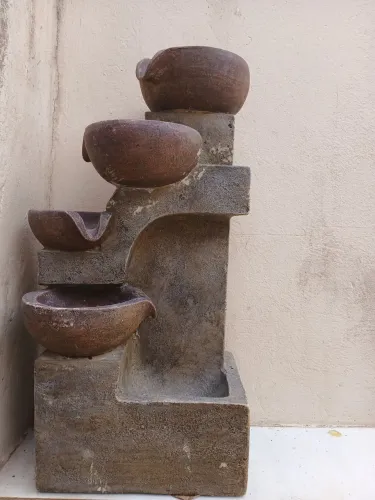 Fonte de água em resina