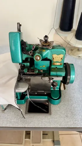 Overlock Semi Industrial Chinesinha Modelo GN1-6D completa com mesa 
