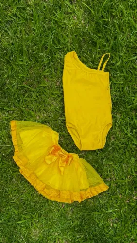 Conjunto de saia tutu e body amarelo para menina