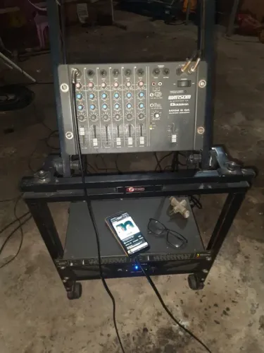 Equipamento de som profissional usado