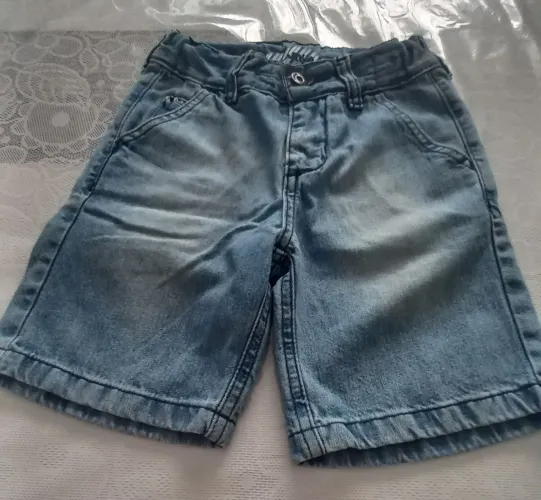 Um bermuda masculina tamanho 6 Jeans 