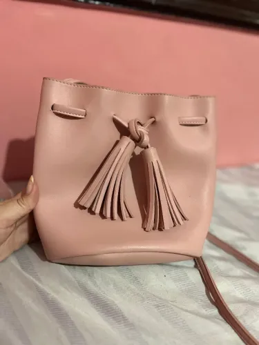 Bolsa rosa com detalhes (couto sintético)