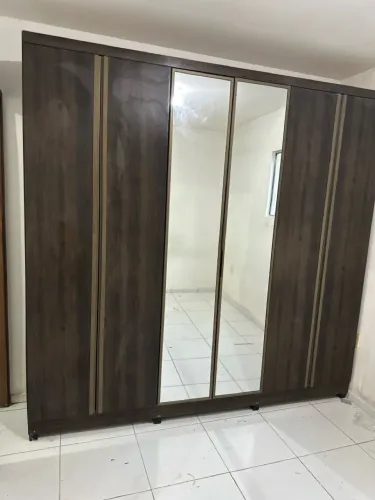 Guarda-Roupa Amadeirado com Espelho