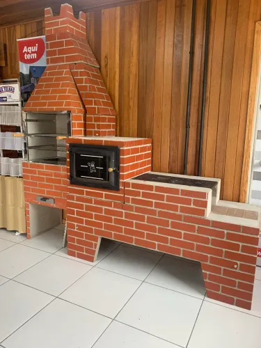 Churrasqueira, forno a lenha e fogão a lenha