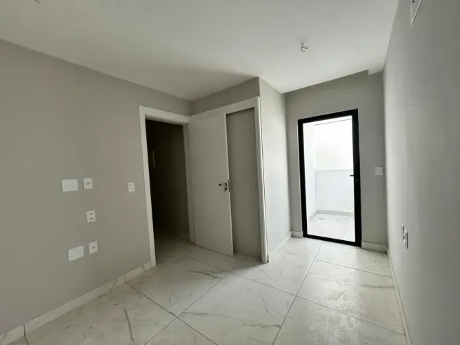 Casa em condomínio fechado com mobília planejada para locação